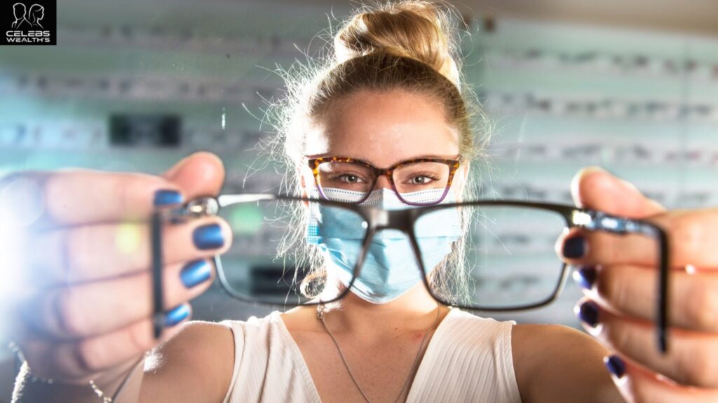 Online vs. In-Store: Where to Buy the Best Men’s Eyeglasses in 2025